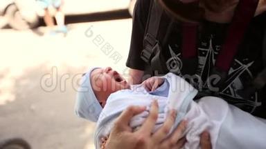 少年抱着一个刚出生的小男孩抱在怀里.. 扭动它。 票价